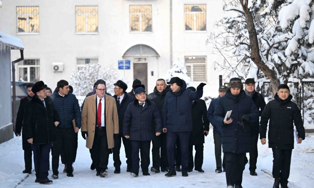 Акылбек Жапаров КМТУда күн электр станциясынын көрсөтмөлүү ачылышына катышты