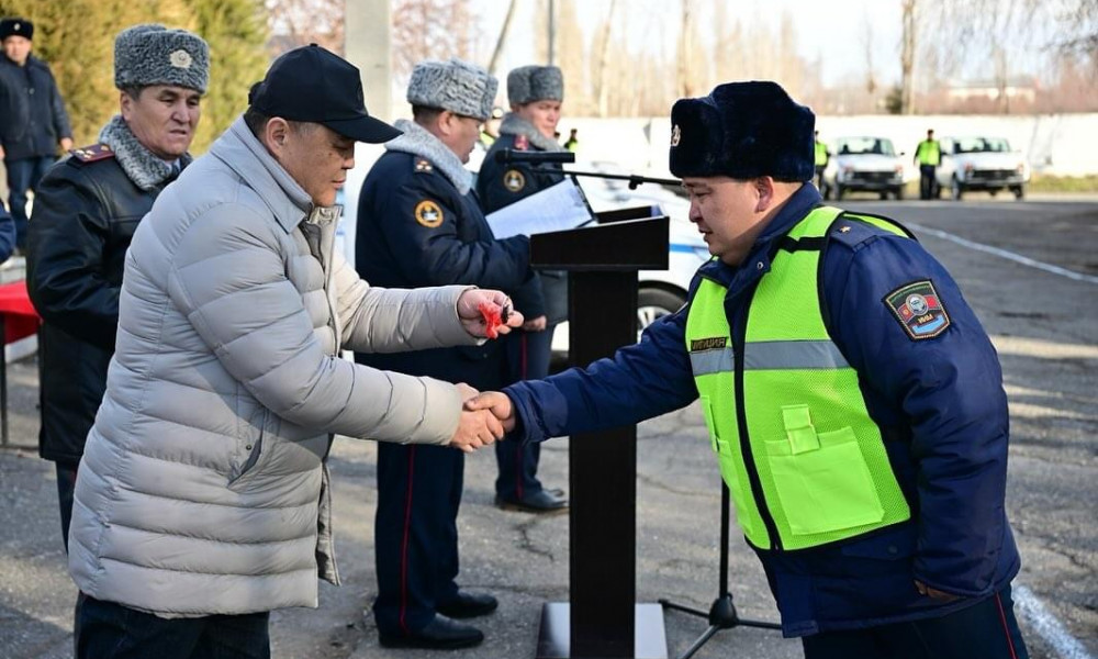 Камчыбек Ташиев Сузак райондук милициясына 12 автоунаанын ачкычын тапшырды 