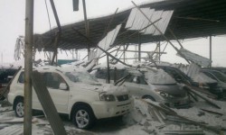 “Азамат” автобазарында түшкөн карды көтөрө албай бастырмалар кулап түштү