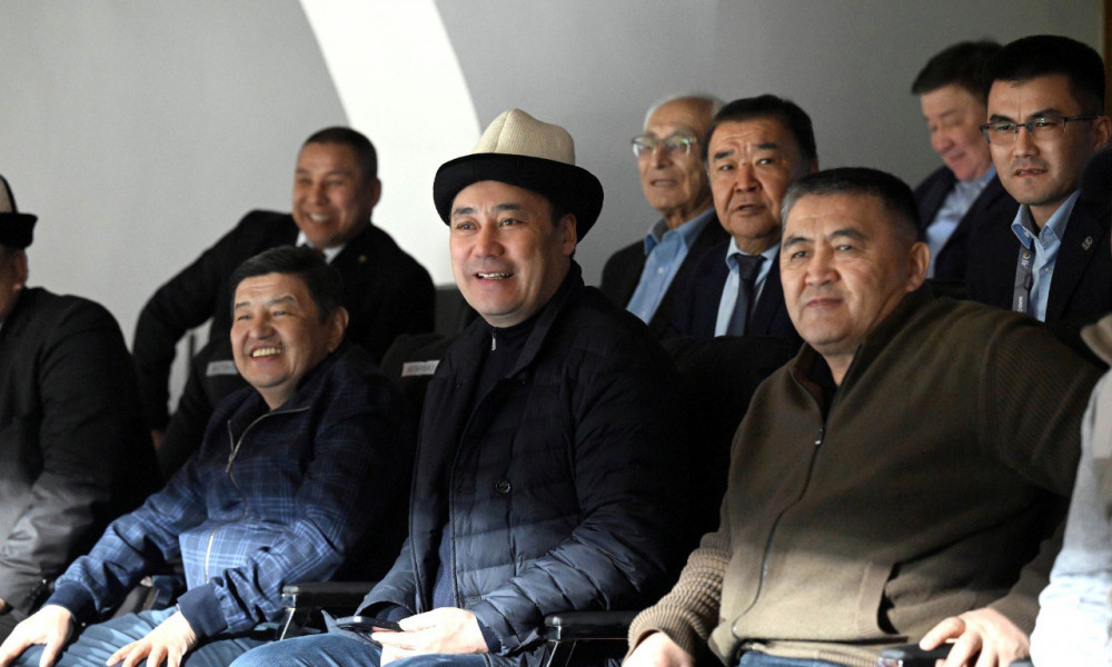 Садыр Жапаров футбол боюнча Кыргызстандын курама командасын Кытайдын Тайбэй курамасы менен беттешүүдө колдоп барды