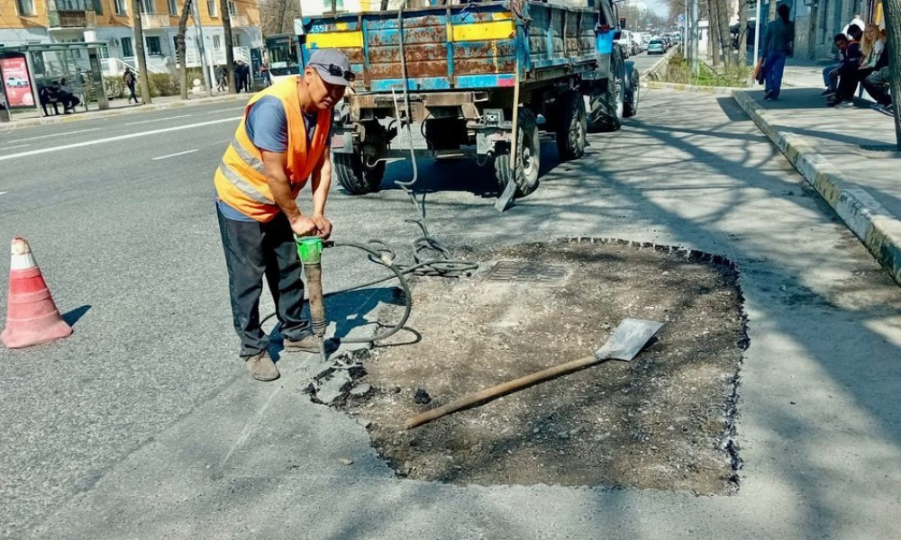 В столице продолжается ямочный ремонт дорог