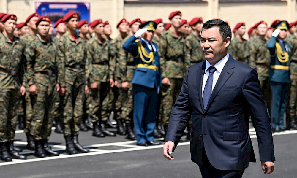 Президент аскер кызматкерлерин жана ардагерлерди Куралдуу күчтөрдүн күнү менен куттуктады