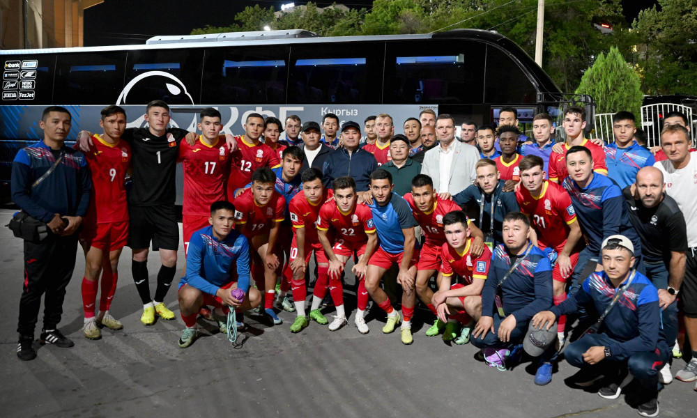 Садыр Жапаров Кыргызстандын футбол боюнча курама командасына автобус белек кылды