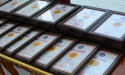 ОРТ: "Золотые" сертификаты получили 56 кыргызстанцев