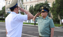 Камчыбек Ташиев вручил воинские звания и дипломы выпускникам вузов служб безопасности 
