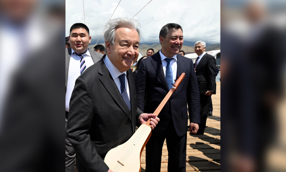 Садыр Жапаров подарил Генсекретарю ООН  кыргызский национальный инструмент - комуз