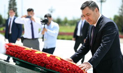 Президент Садыр Жапаров возложил цветы к монументу Независимости в Ташкенте