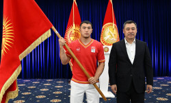 Садыр Жапаров вручил Государственный флаг сборной команде Кыргызстана