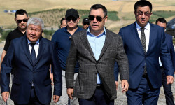 Президент Садыр Жапаров открыл малую ГЭС «Кок-Арт» в Сузакском районе