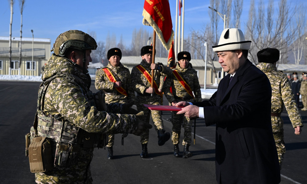 Садыр Жапаров – Кыргызстандын Куралдуу Күчтөрүнүн Башкы колбашчысы аскер бөлүктөрүнө күжүрмөн тууларды тапшырды    