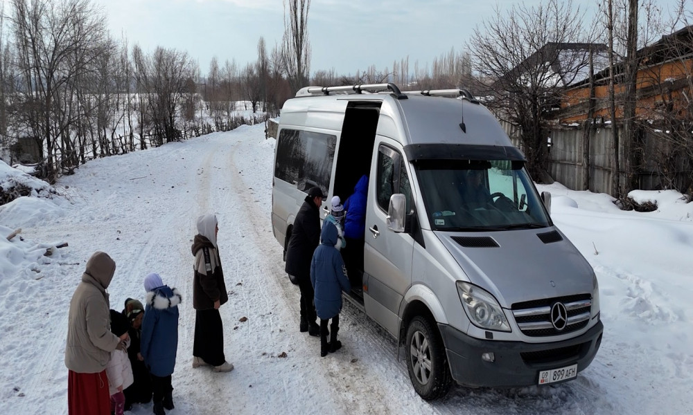 Он беш балалуу үй-бүлөгө белекке кичи автобус берилди