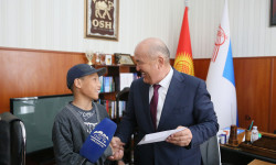 Ош мэри 13 жаштагы балага убада кылган акчаны берди