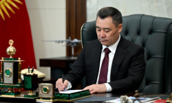 “Кылмыш жасоого шектелип жана айыпталып кармалган адамдарды камакта кармоо тартиби жана шарттары жөнүндө” Мыйзамга кол коюлду
