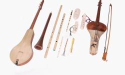 Комузчуларыбыз эргип черткен, угуучуларыбыз муюп уккан комуз күүлөрү (аудио)