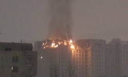 В Бишкеке горит крыша 13-этажного дома