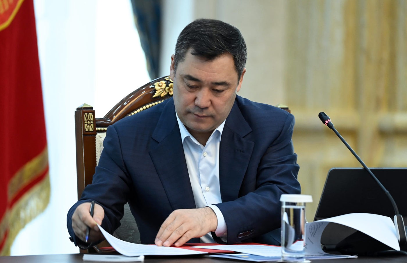 Садыр Жапаров Кыргыз Республикасынын Санарип кодексине кол койду