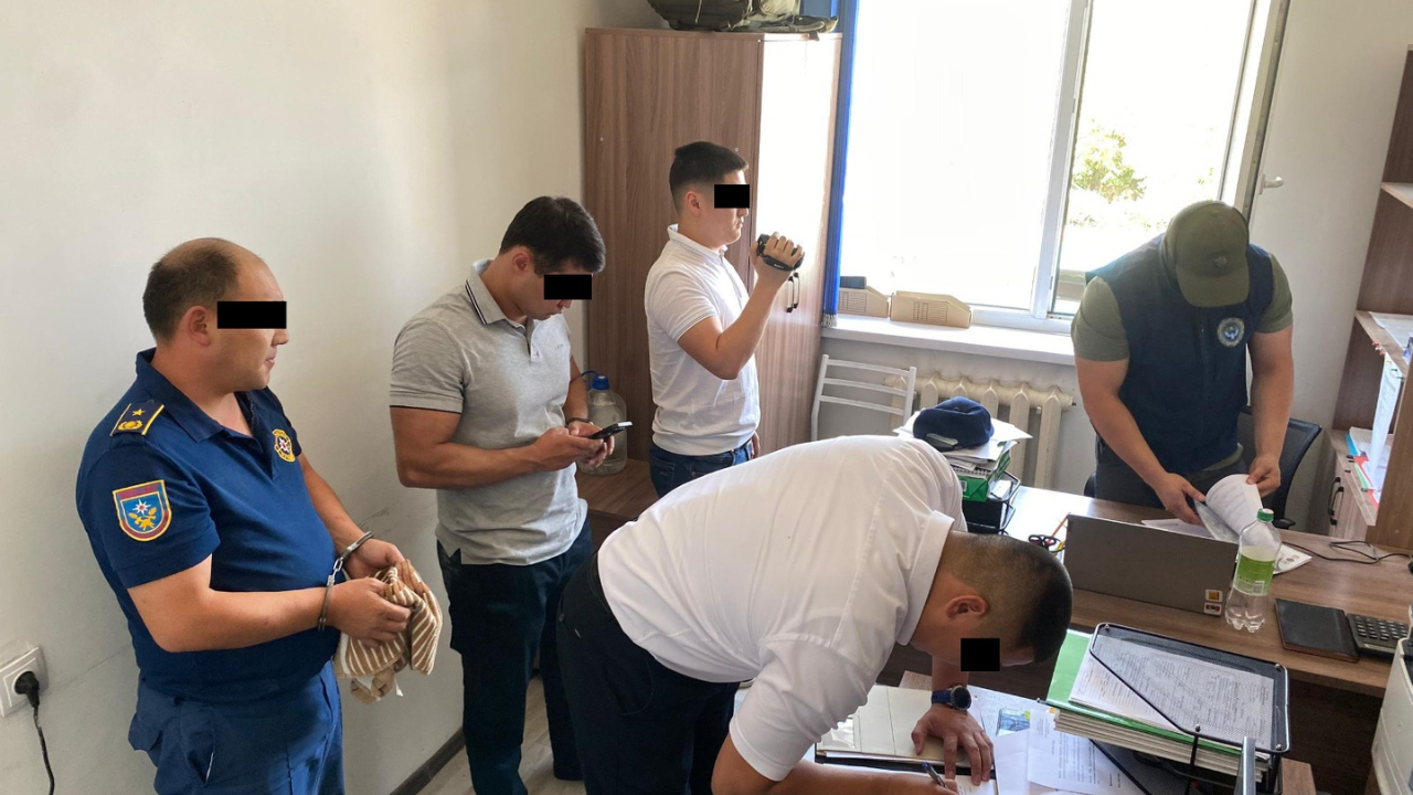 "Ишке орноштуруу" үчүн пара: ӨКМ бөлүм башчысы камакка алынды