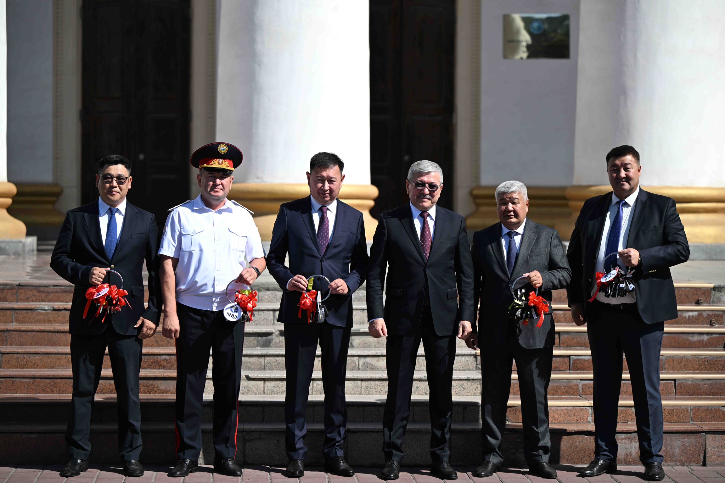 Адылбек Касымалиев мамлекеттик органдарга 63 жаңы унаа тапшырды