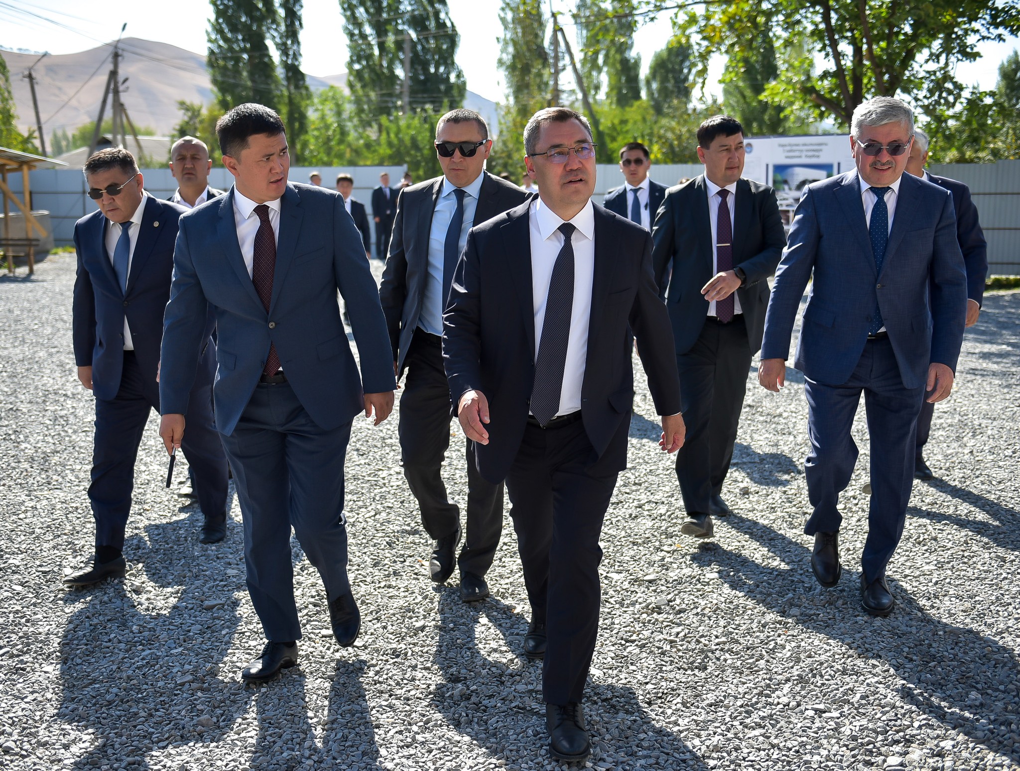 Президент Садыр Жапаров Кара-Кулжа районундагы коомдук-маданий борбордун курулушу менен таанышты 