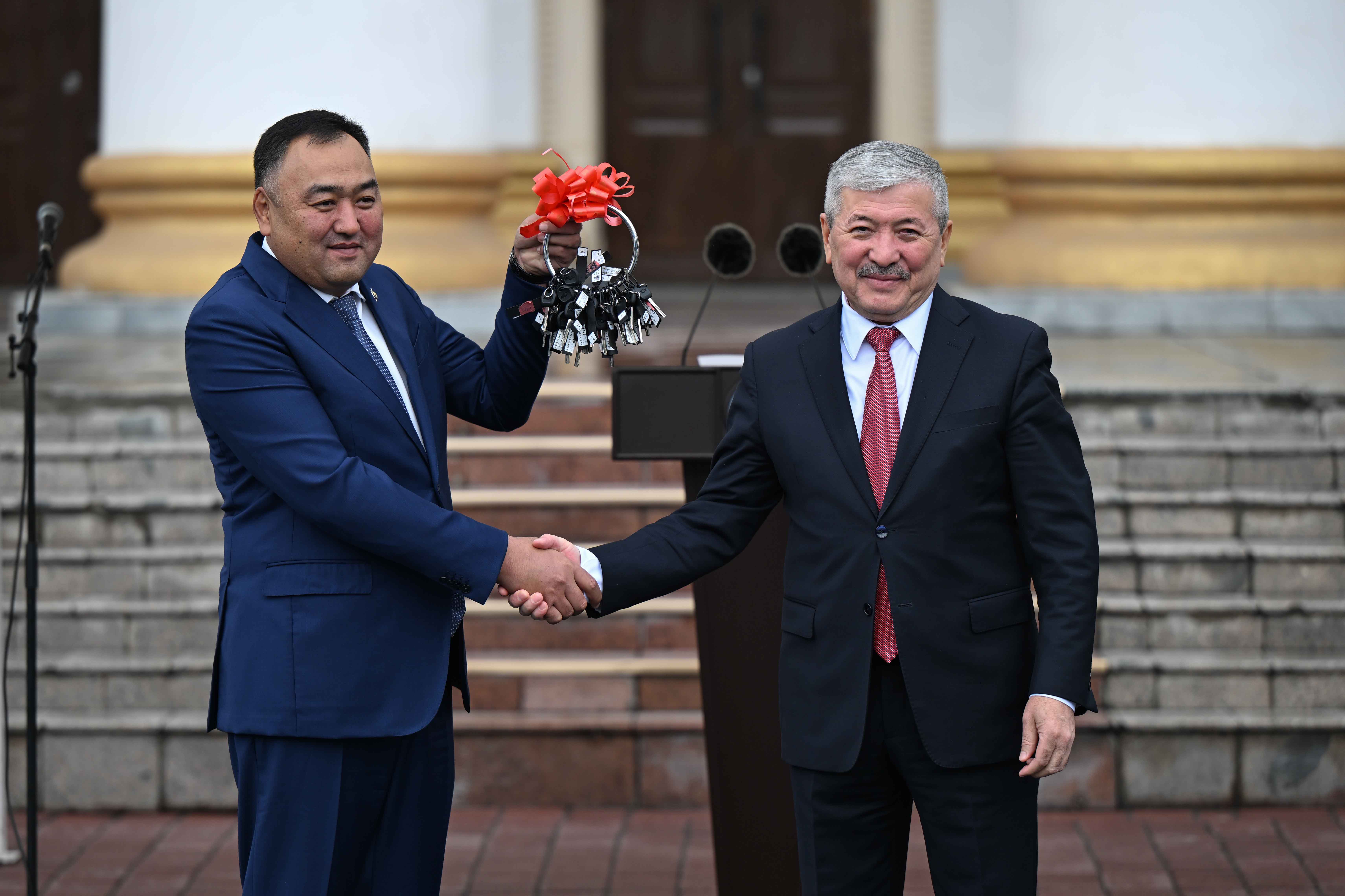 Адылбек Касымалиев Жол кыймылынын коопсуздугун камсыздоо кызматкерлерине жаңы автоунааларды тапшырды