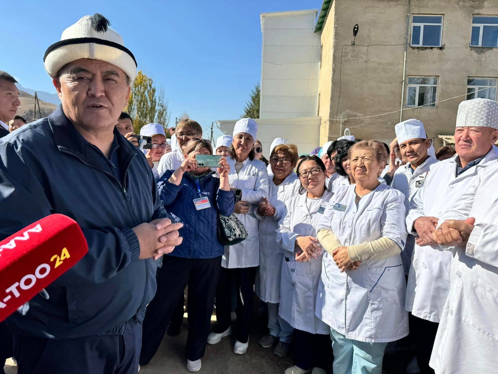 Айлык этабы менен көтөрүлүп, медиктер үйлүү болушат
