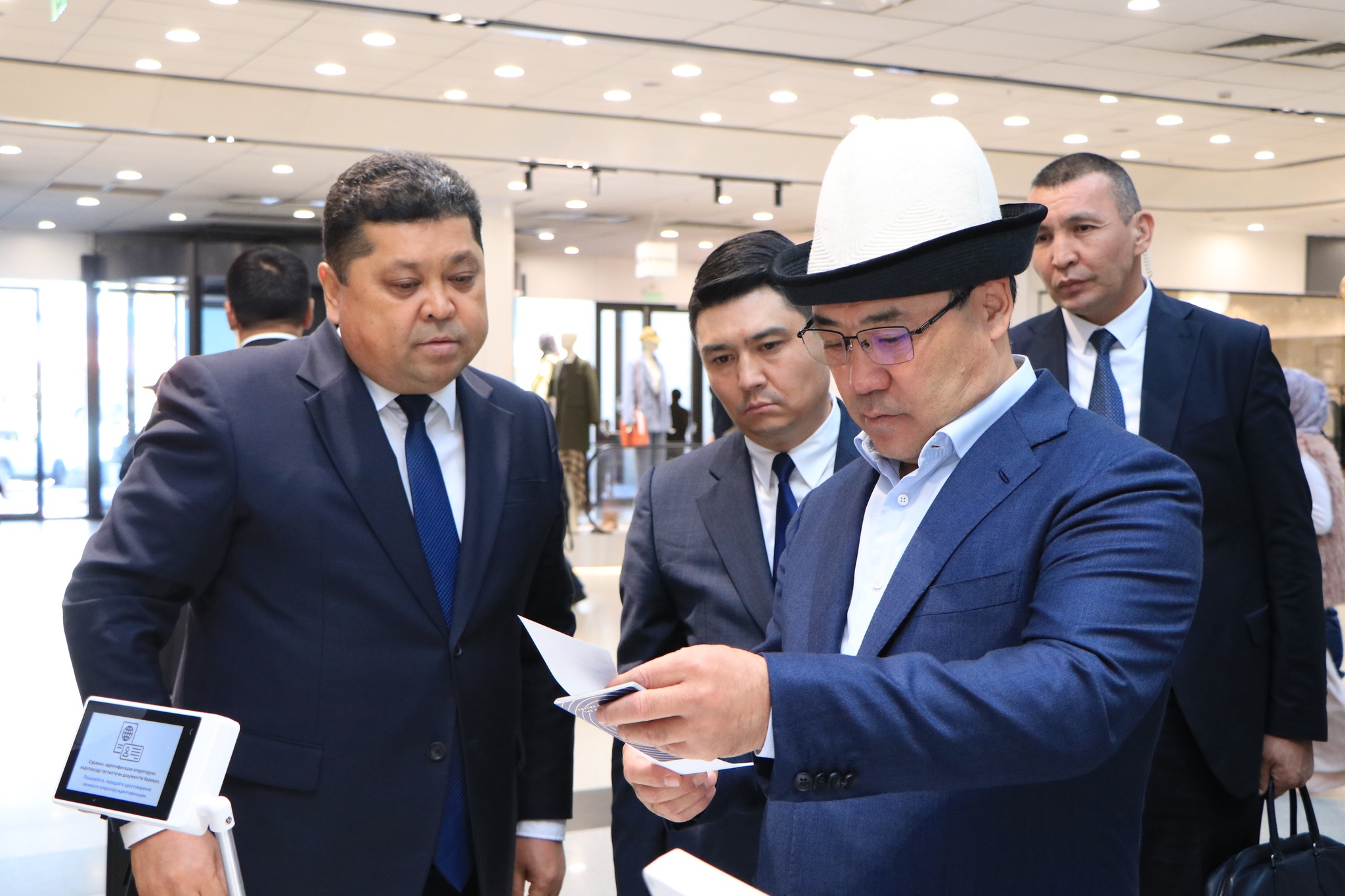 Садыр Жапаров парламентке кезексиз шайлоого даярдыктардын жүрүшү менен таанышты