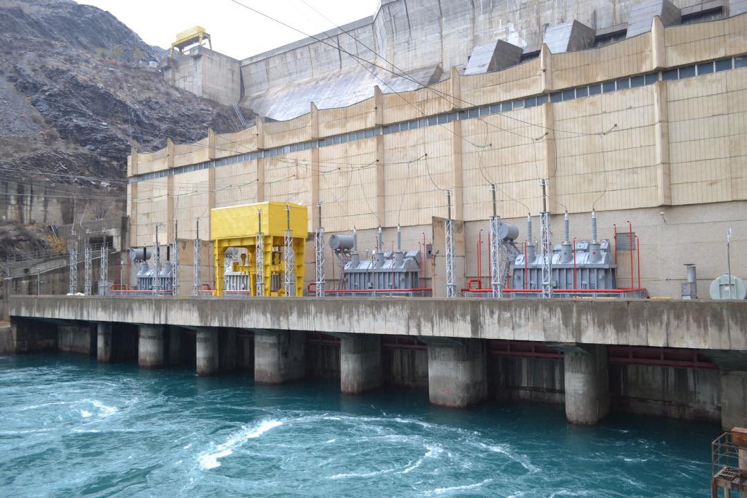 Садыр Жапаров энергетика министрине “Чексиз тарифти” токтотууну тапшырды