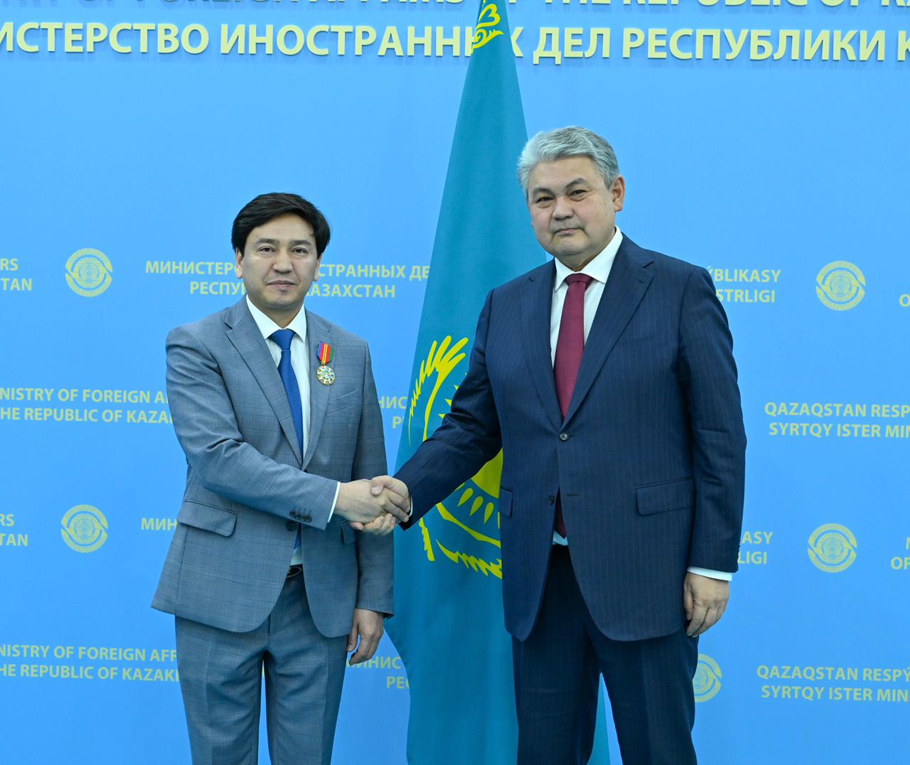 Элчи Дюшекеев Казакстандын "Достык" ордени менен сыйланды