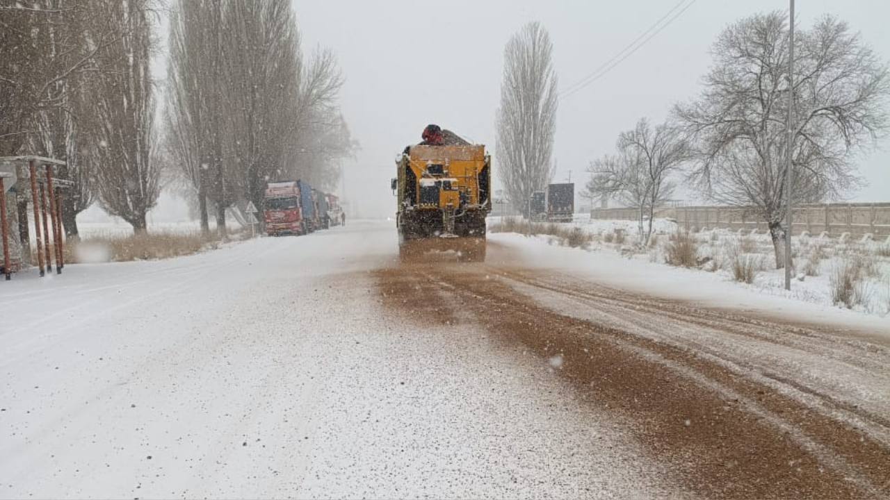 Нарын жолдорунда кар жаап, жолчулар даярдык көрүүдө