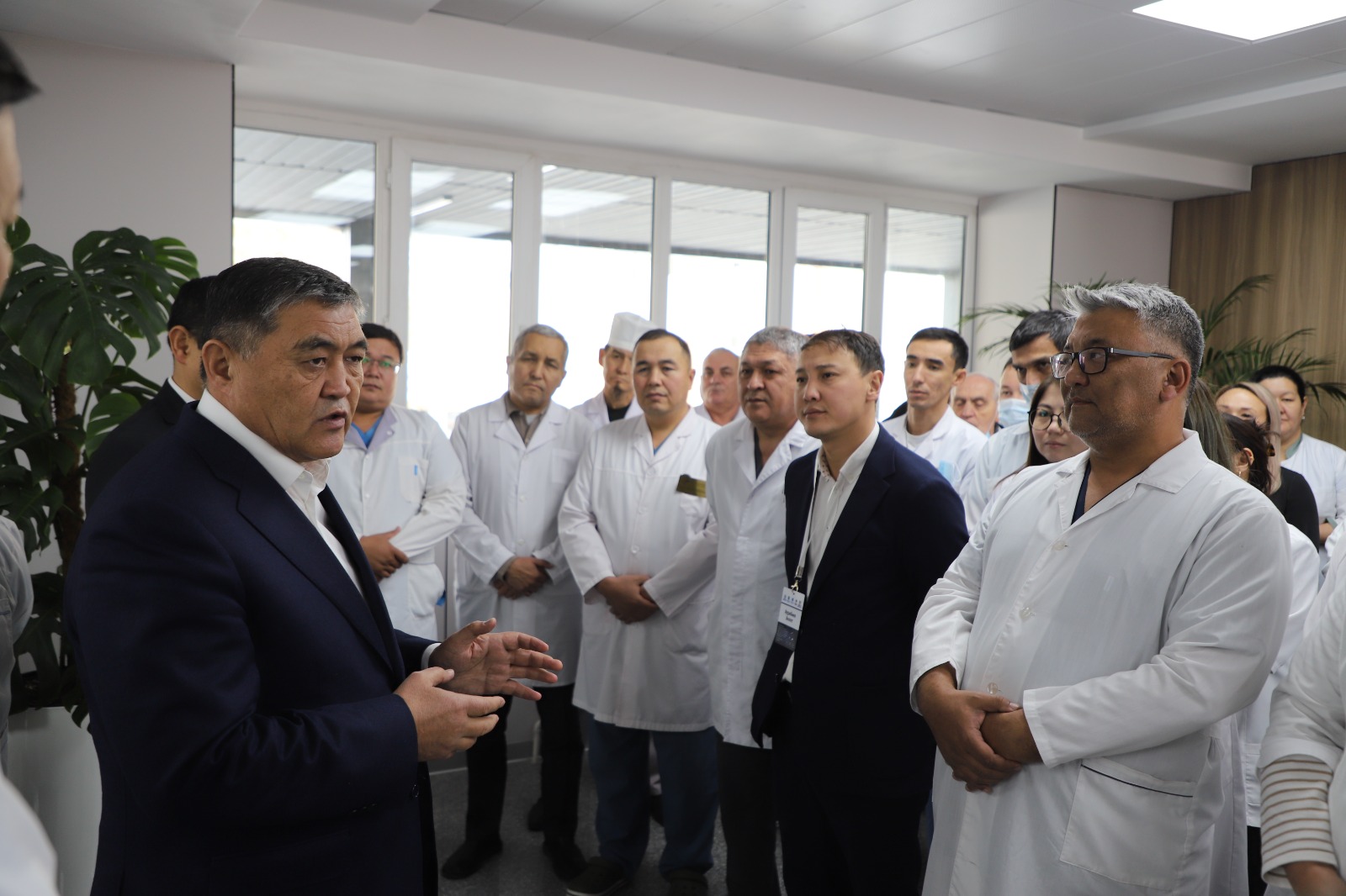 Ташиев Эне жана баланы коргоо борборуна 35 млн сомдук медициналык жабдуу белек кылды