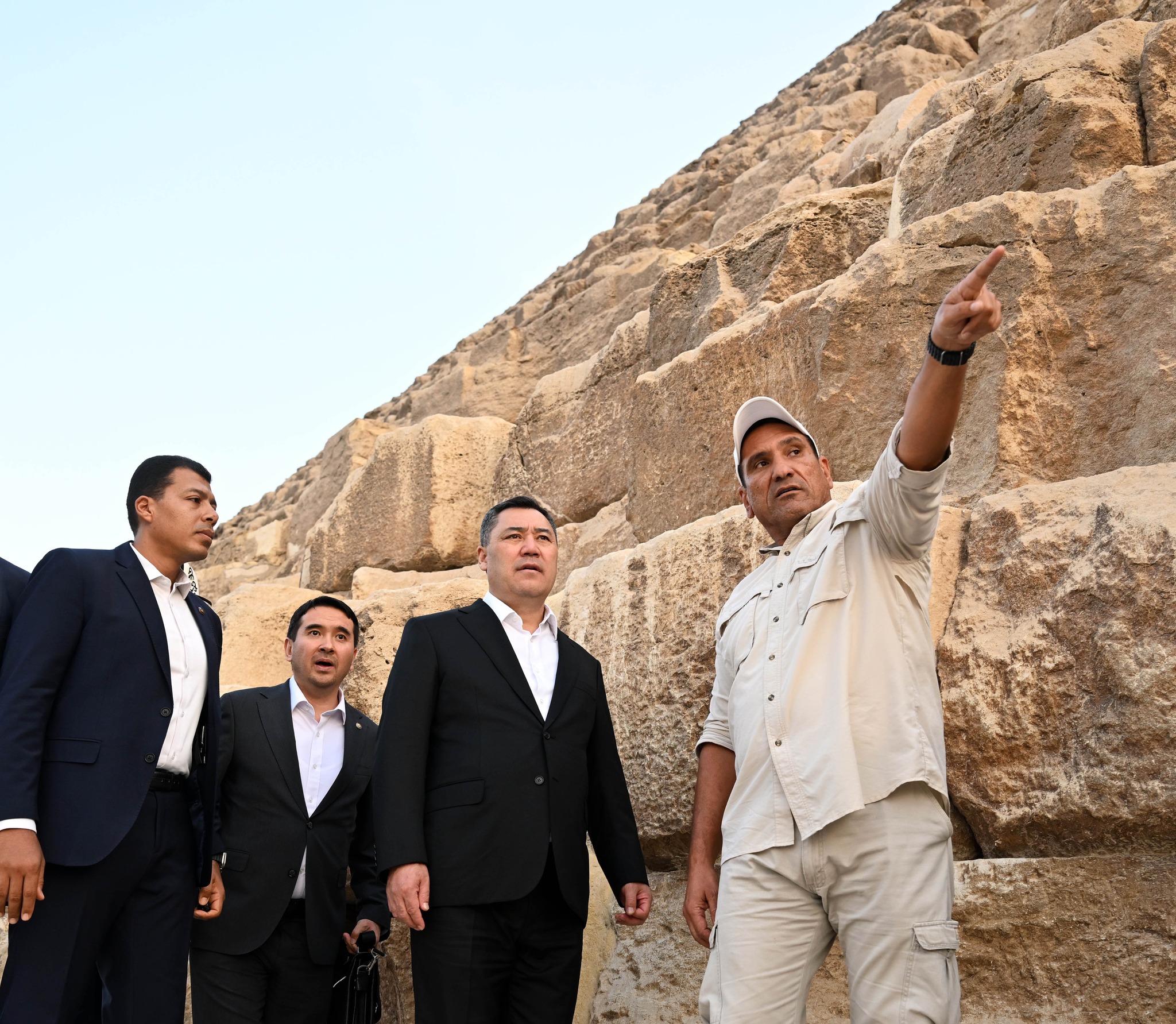 Президент Садыр Жапаров Каирдеги Гиза пирамидаларына жана Чоң Мисир музейине зыярат кылды 