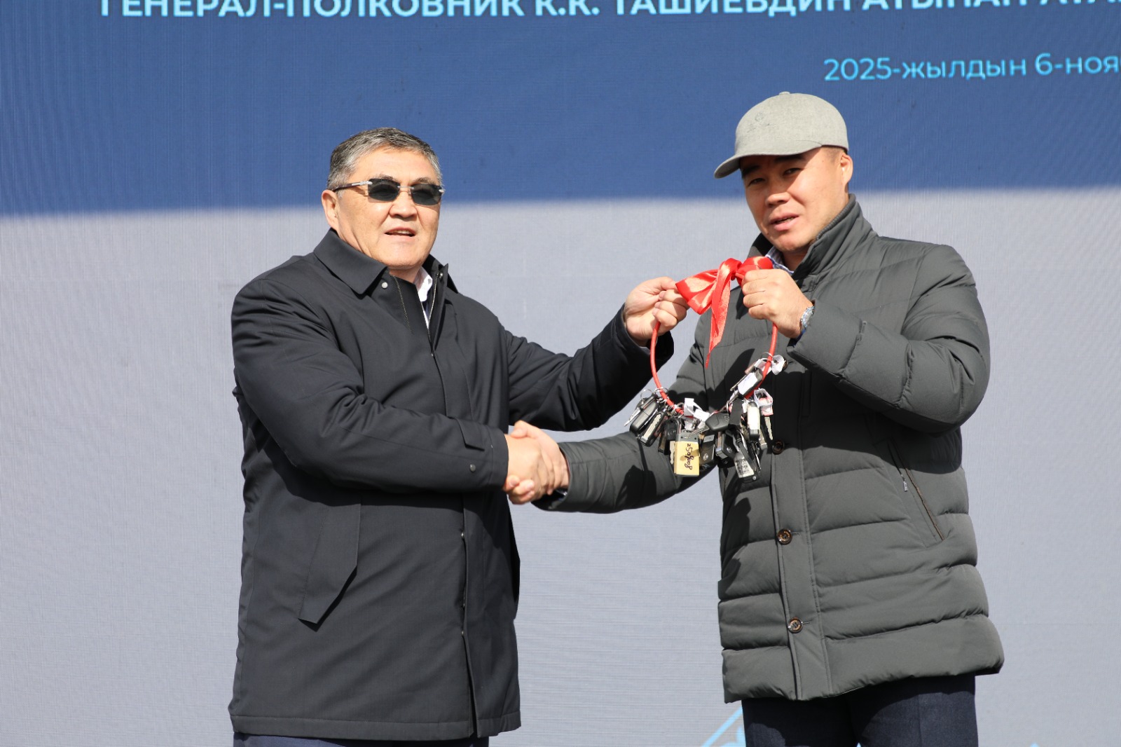 Ташиев Балыкчынын коммуналдык кызматтарына 100 миллион сомдук техника тапшырды