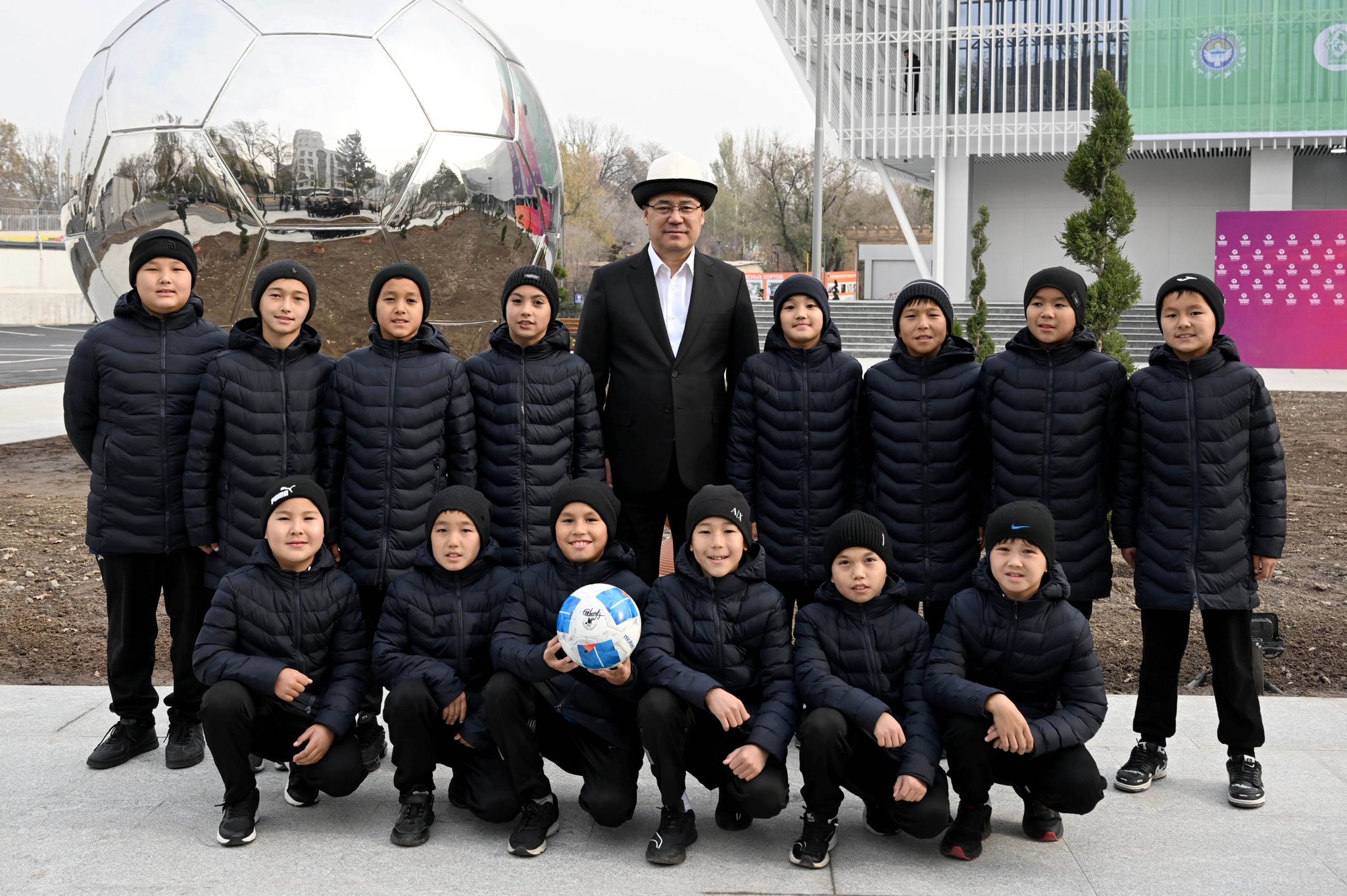 Президент Садыр Жапаров капиталдык оңдоодон өткөн “Жаштык” аренасын ачты