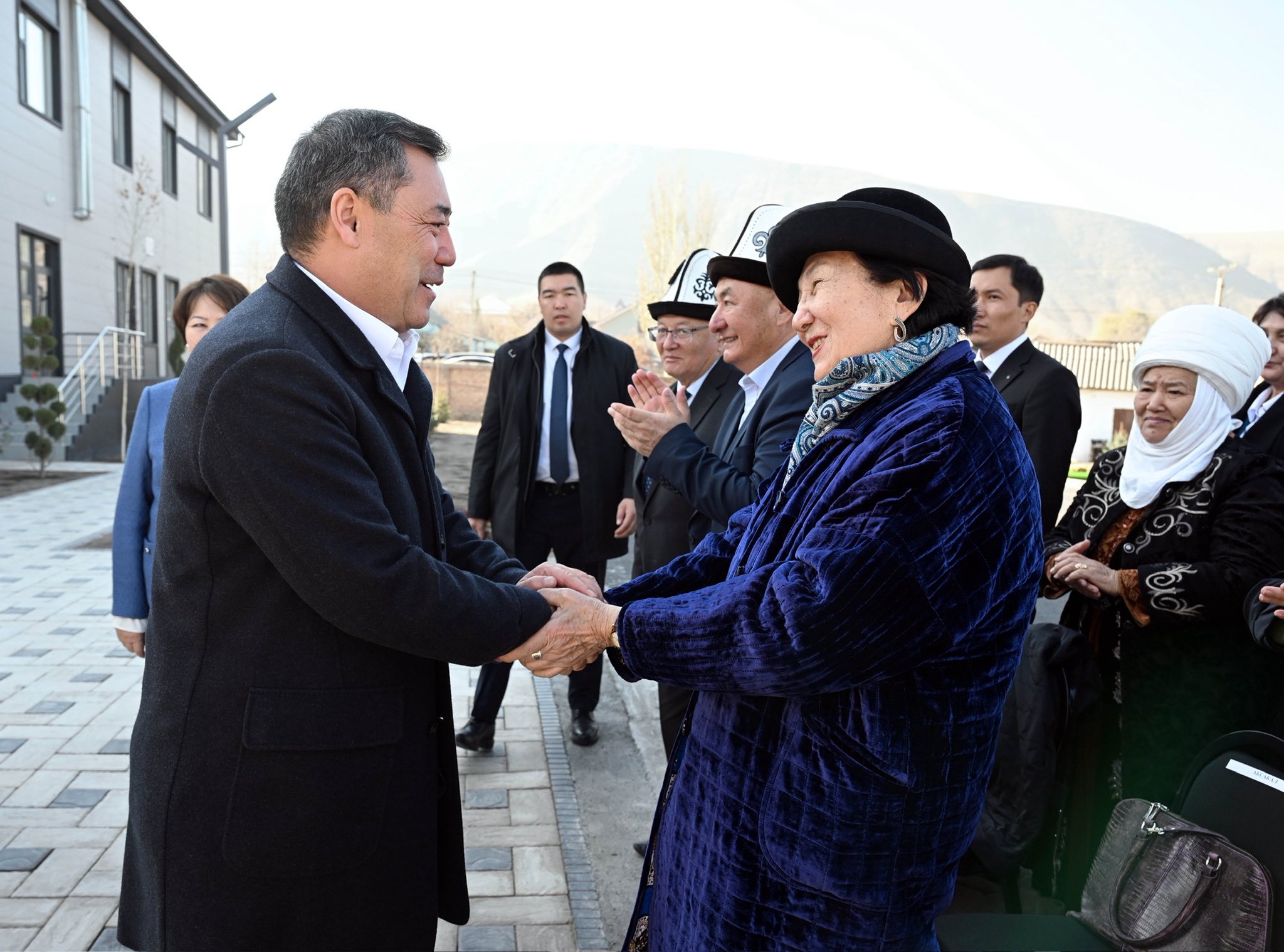 Садыр Жапаров: “Мамлекет мектеп, бала бакча, оорукана инфратүзүмүн жакшыртууга өзгөчө көңүл бурууда”