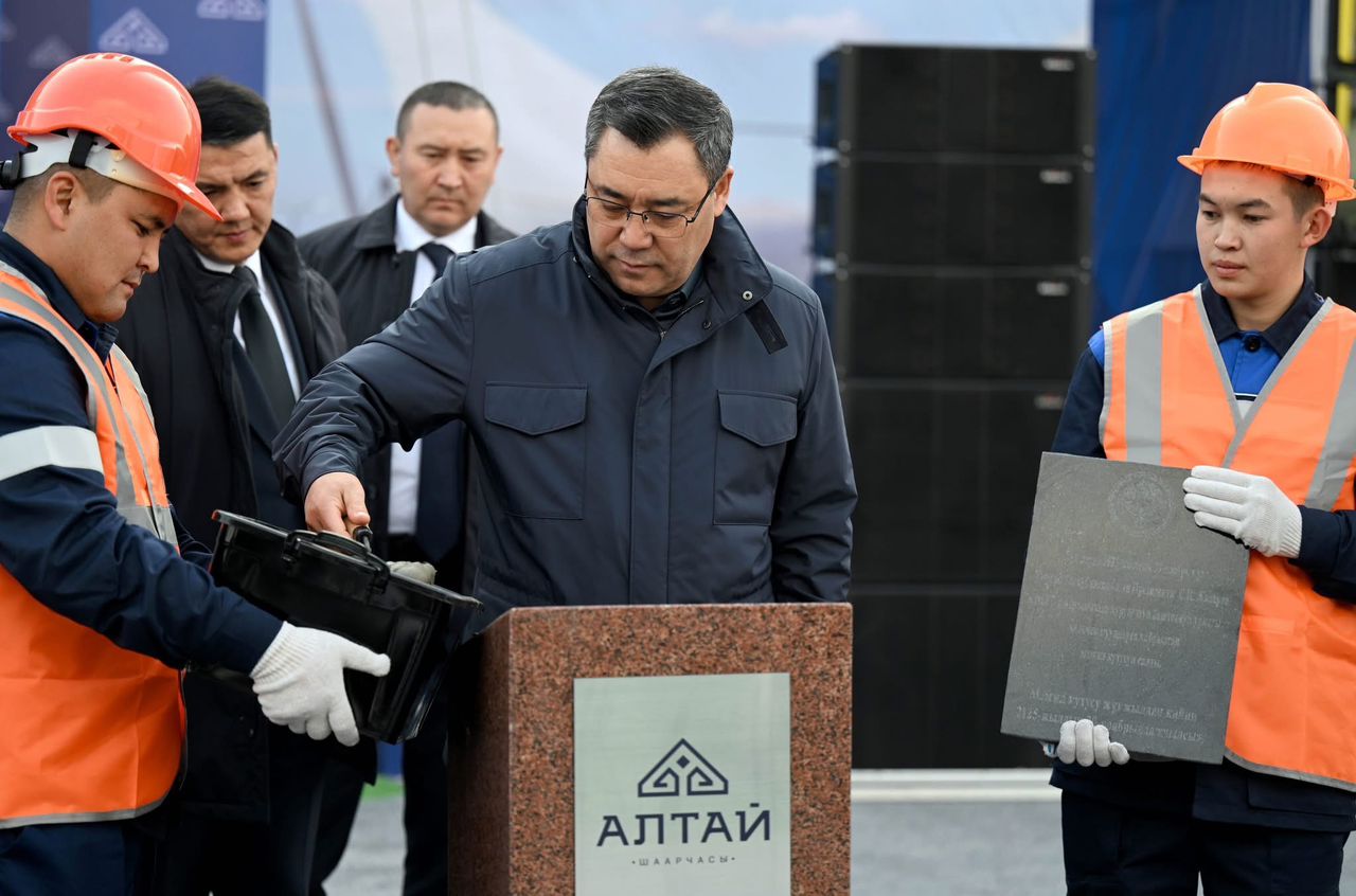 Садыр Жапаров “Алтай” шаарчасына мезгил кутусун салуу иш-чарасына катышты