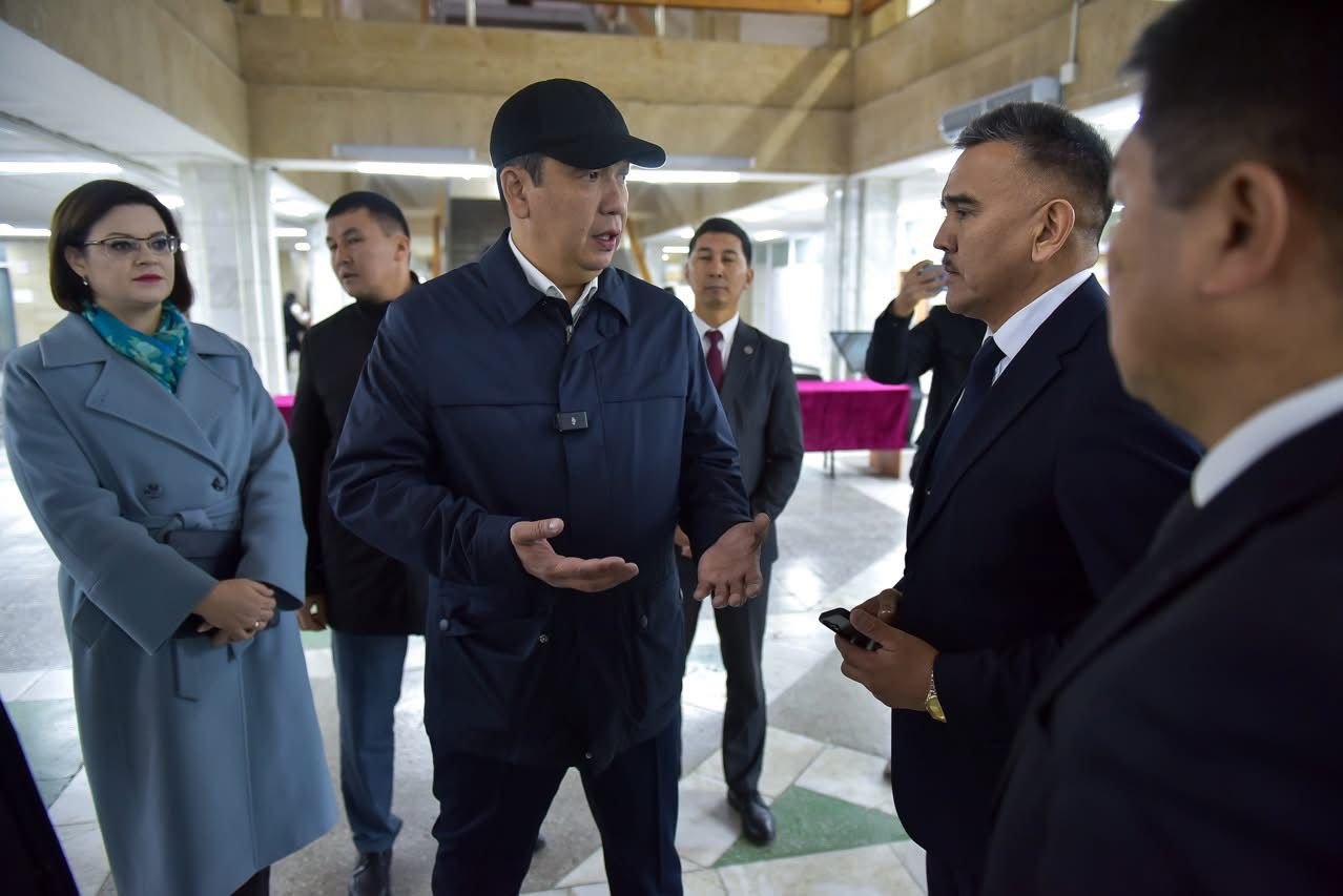 Шайлоо-2025: Бишкек мэри Айбек Жунушалиев шайлоо участкаларынын даярдыгын текшерди