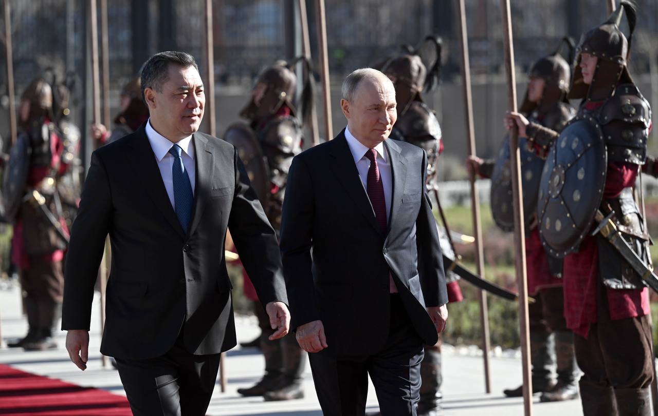 Президент Садыр Жапаров менен Владимир Путиндин расмий жолугушуу аземи болуп өттү