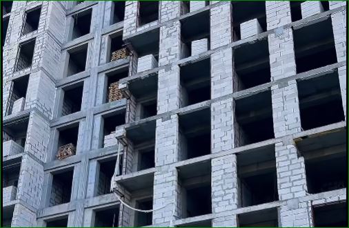 Бишкекте көп кабаттуу үйдүн терезелери боюнча жалган маалыматтарга министрлик жооп берди