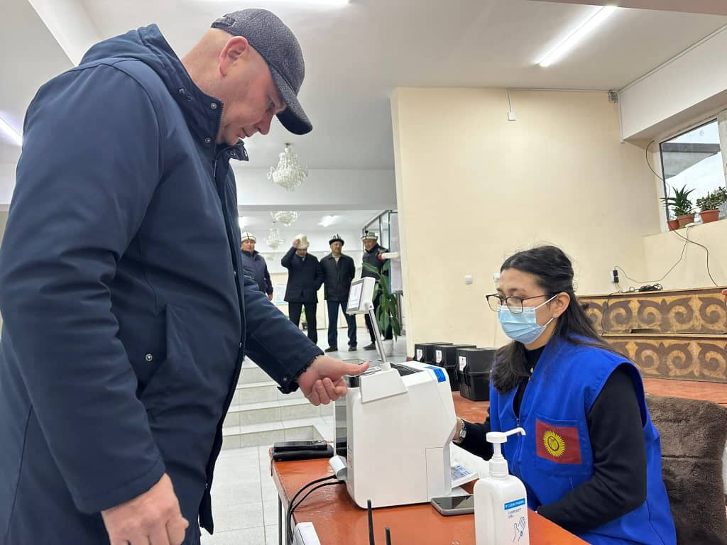 Баткенде шайлоо участкалары ачылып, добуш берүү башталды