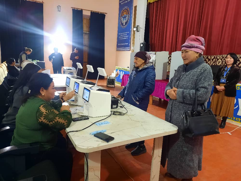 Манас районунда 20 шайлоо тилкесинде добуш берүү болуп жатат