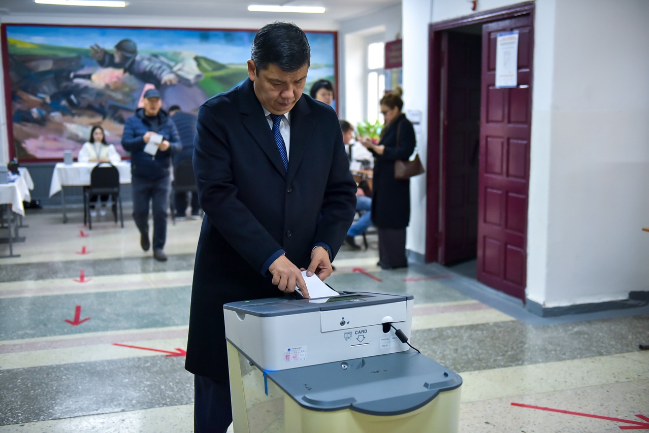 Бишкек шаарынын мэри Айбек Жунушалиев №1220 шайлоо тилкесинде добуш берди