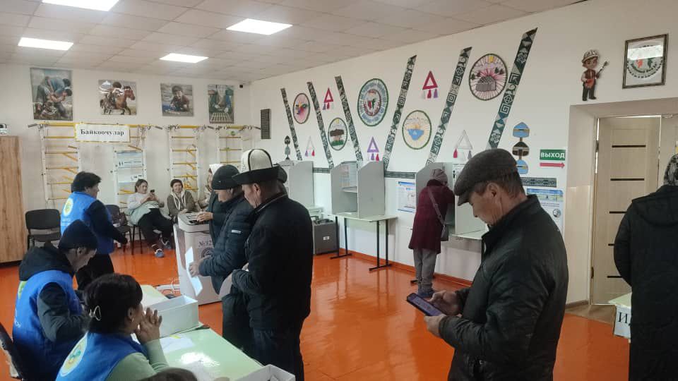 Шайлоо-2025: 28-шайлоо округунда добуш берүү уланууда