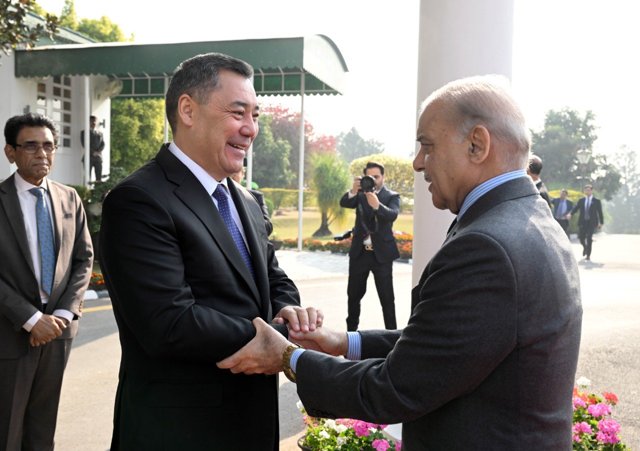 Садыр Жапаровдун Пакистандын Премьер-министри Шахбаз Шариф менен расмий жолугушуу аземи болуп өттү