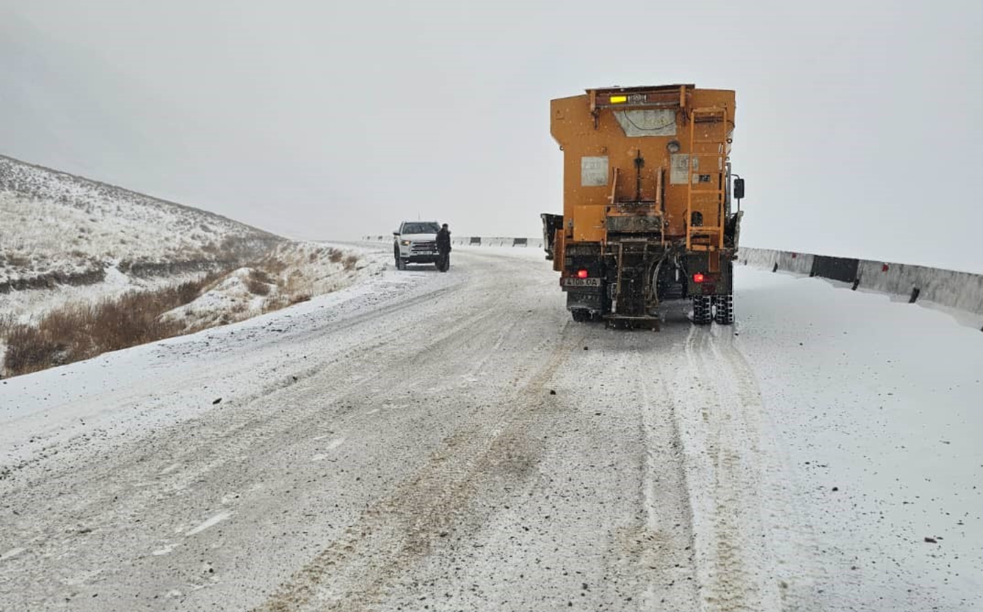 Ашууларда кар жаап, тазалоо иштери жүрүүдө