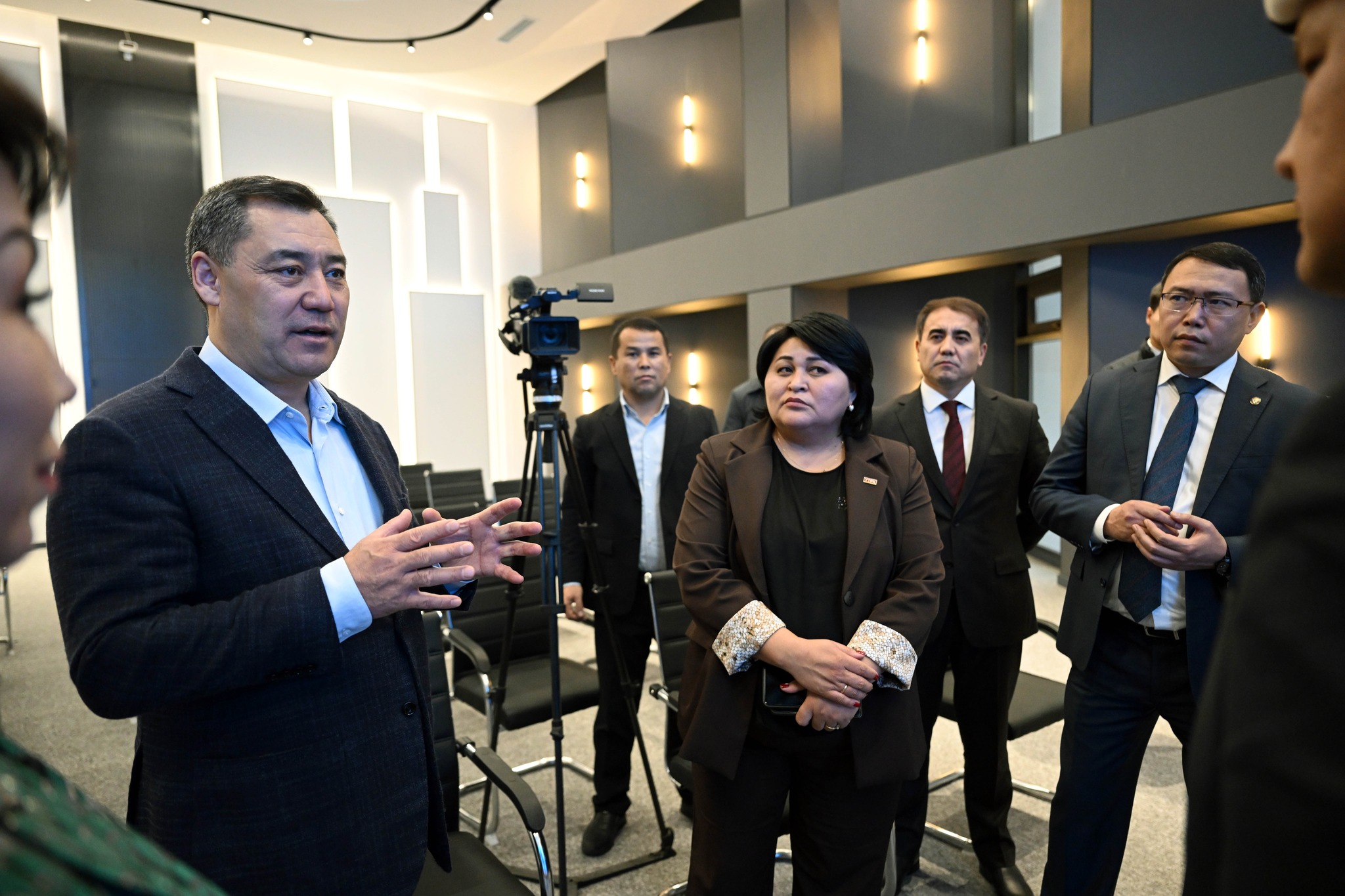 Садыр Жапаров капиталдык оңдоодон кийинки Улуттук телерадиоберүү корпорациясынын имаратына келди