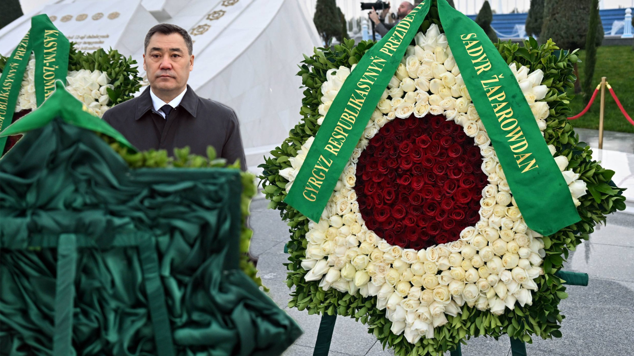 Президент Садыр Жапаров Ашхабаддагы Бейтараптык монументине гүл койду