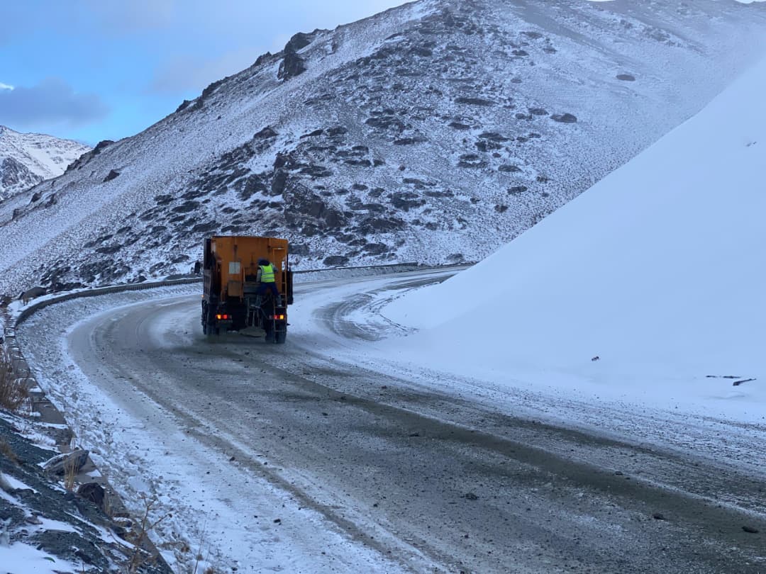Ашуулардагы абал: Жол тазалоо иштери тынымсыз жүрүүдө 