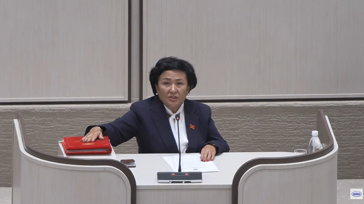 Жогорку Кеңеште депуттардын ант берүү аземи башталды