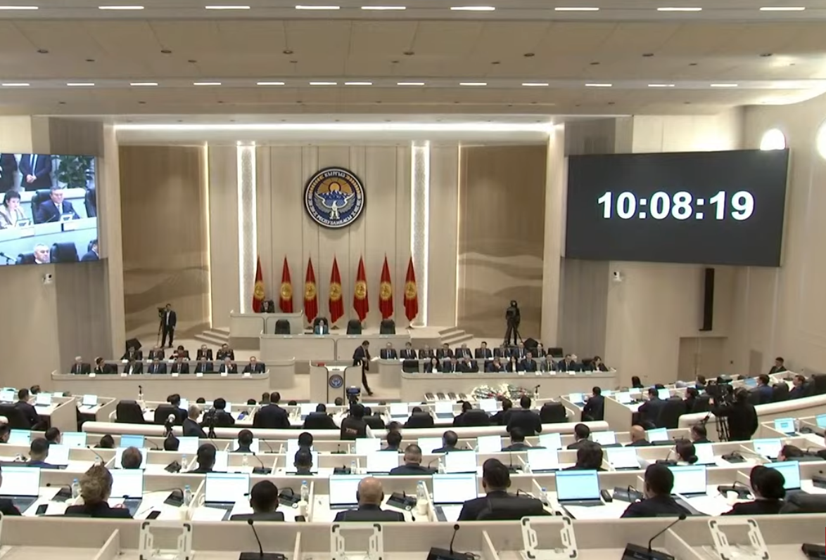 Жаңы депутаттарга күбөлүк жана төш белгилер тапшырылды