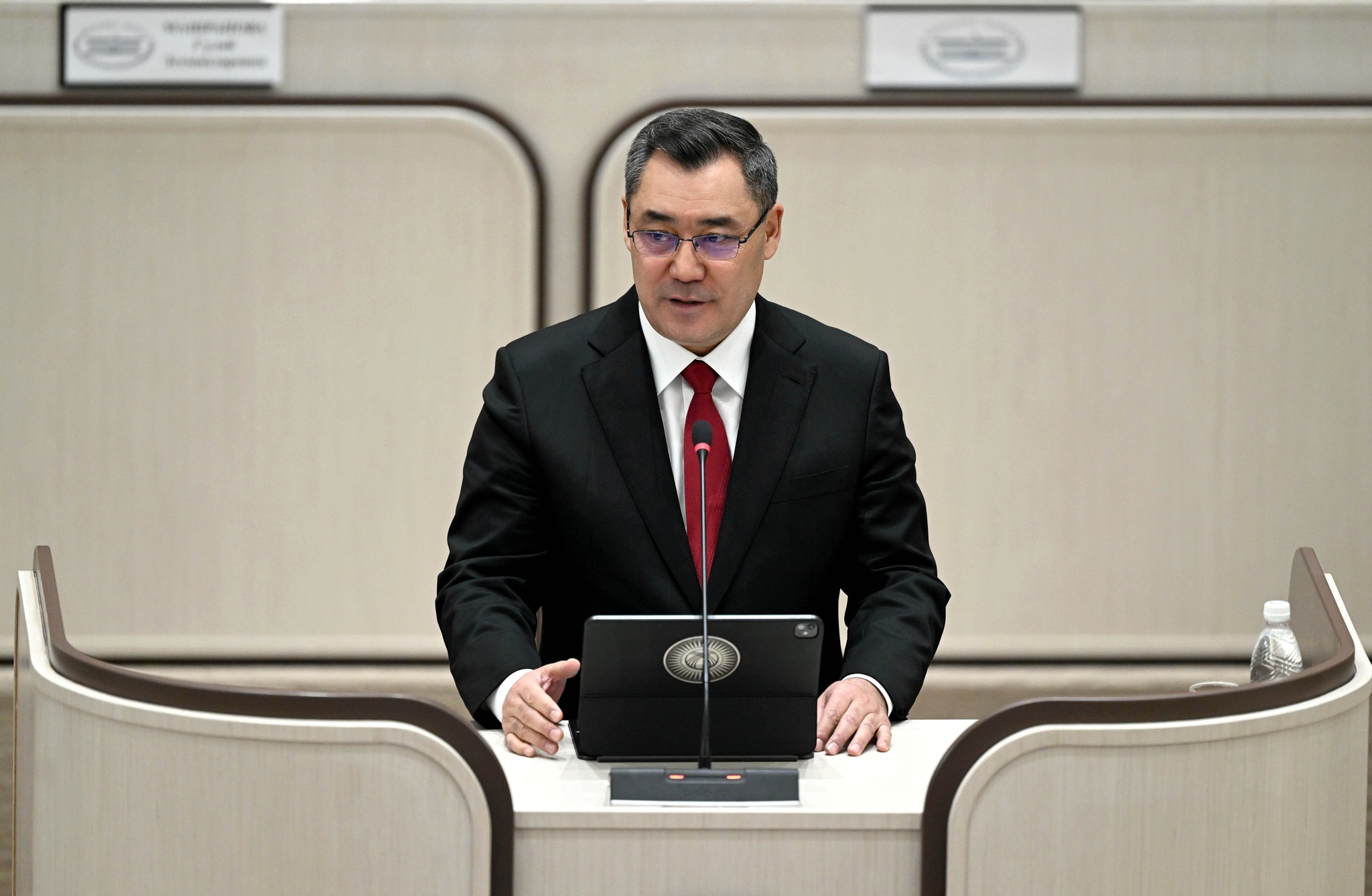 Садыр Жапаров: Урматтуу депутаттар, берген антыңарга бекем туруп, ыплас иштерди кайталабасаңыздар! 